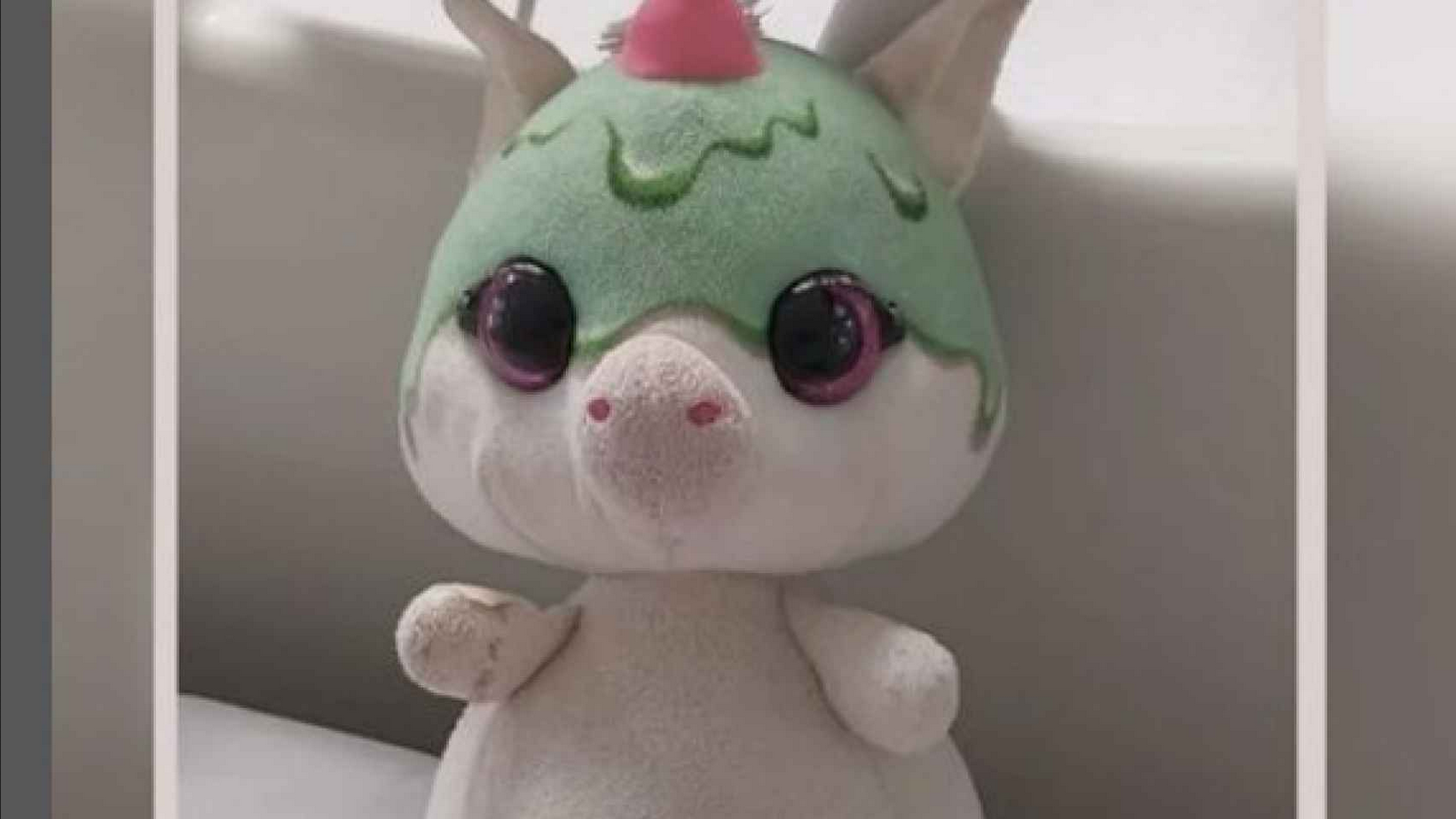 Se busca en Málaga a Flan, un peluche que acompaña a cada quimio a Victoria, su dueña de 8 años